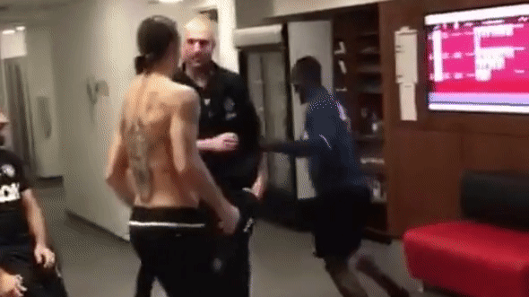 VIDEO: Sao MU 'đá yêu' khiến Ibrahimovic đứng hình mất 5 giây