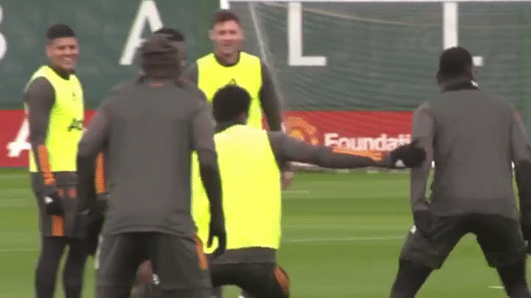 VIDEO: Pogba làm bẽ mặt ngôi sao số một của MU