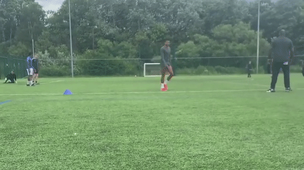 VIDEO: Lingard vẽ parabol trên sân tập, chứng minh đẳng cấp thực sự