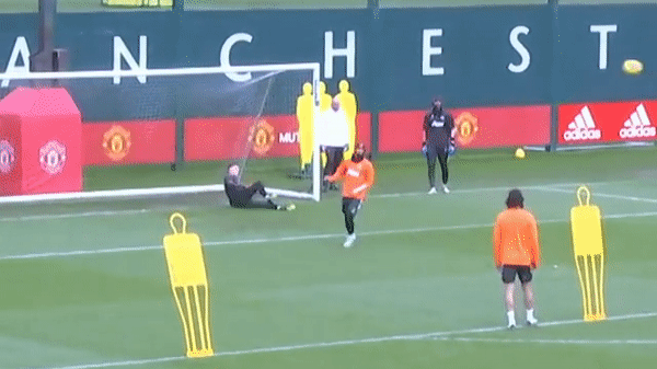 VIDEO: Tân binh MU hai lần gieo sầu cho Bruno Fernandes trên sân tập