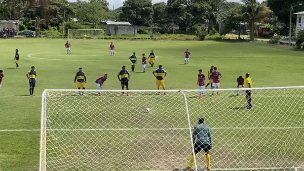 VIDEO: Cầu thủ thích diễn xuất nhưng đồng đội lại bắt đá penalty