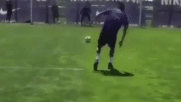 VIDEO: Neymar hóa chúa hề vì 'rối loạn tiền đình' trên sân bóng