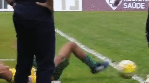 VIDEO: Học đòi làm Ronaldinho, cầu thủ ăn đấm 'không trượt phát nào'