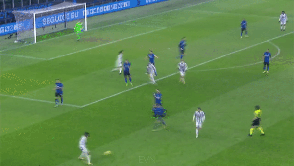 VIDEO: Ronaldo xỏ háng trọng tài trong ngày đi vào lịch sử bóng đá