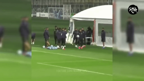 VIDEO: Ronaldo 'vẽ cầu vồng' đẹp ngỡ ngàng bằng chân không thuận