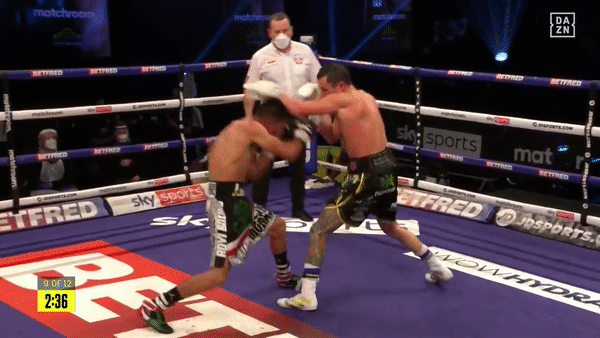 VIDEO: Võ sĩ hạng lông bị đấm gãy xương hàm trong trận thua knock-out