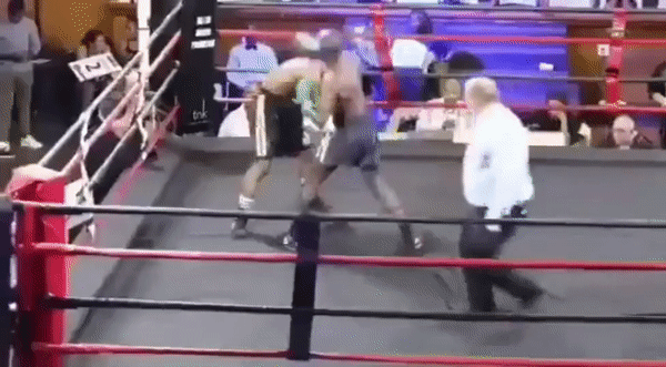 Pha knock-out khiến võ sĩ châu Phi quằn người