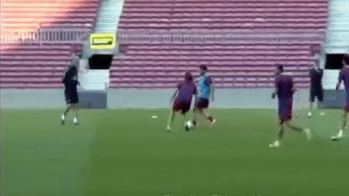 Messi lừa bóng qua trung vệ huyền thoại Barca 'dễ như ăn kẹo'