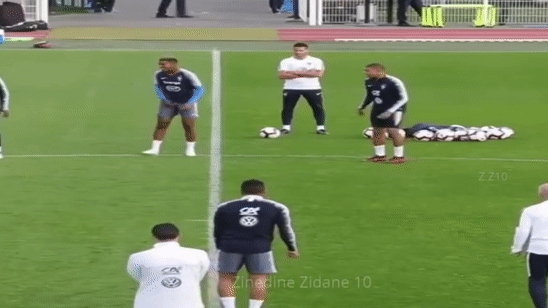 Mbappe phô diễn kỹ năng, biến 'bom tấn' Barca thành gã hề