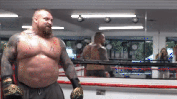 'Quái vật boxing' 164 kg ra đòn khiến cựu VĐV Olympic bay xa cả mét