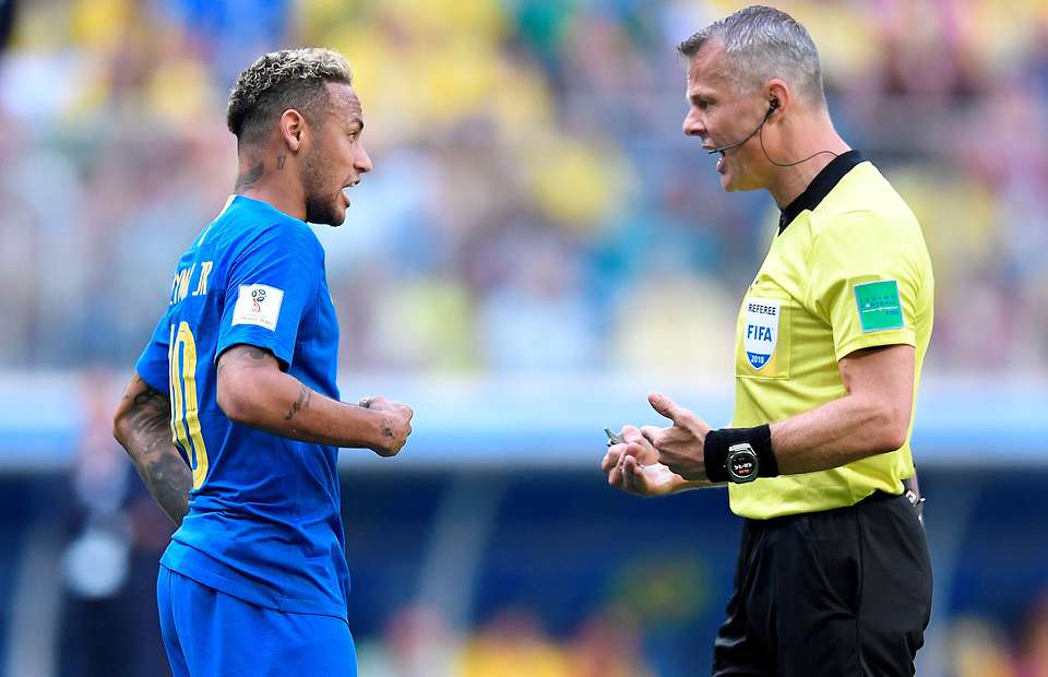 neymar-vang-tuc-truoc-mat-trong-tai