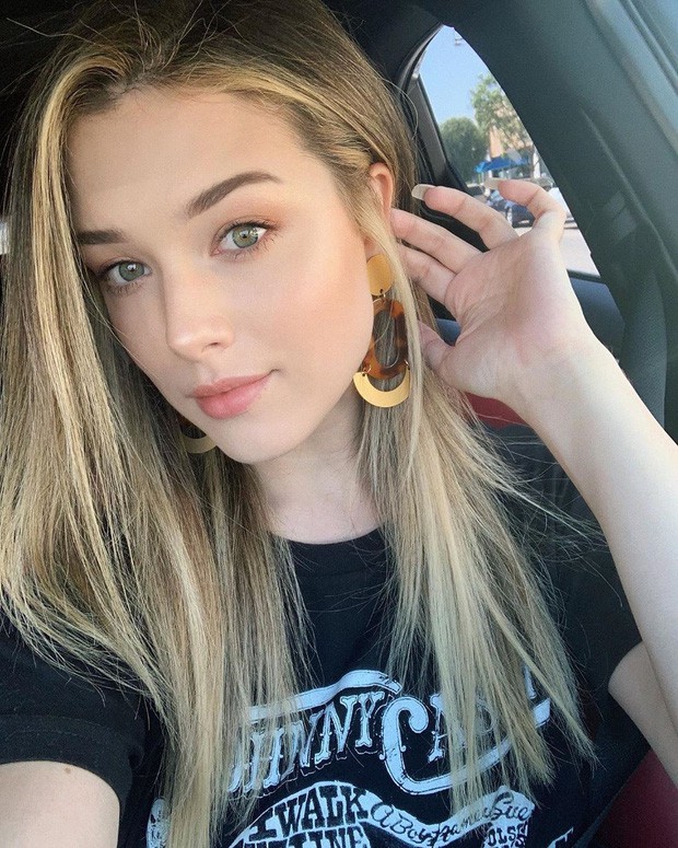 Julia Rose, Lauren Summer, người mẫu, người mẫu khoe ngực, khoe ngực ở svđ, khoe ngực ở sân vận đông, người mẫu nóng bỏng