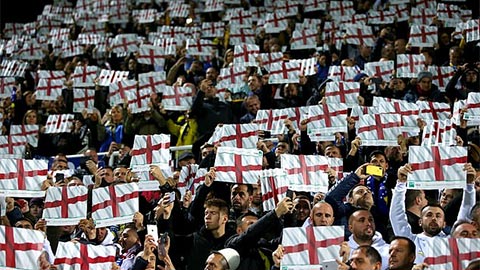 CĐV Kosovo giơ cao lá cờ Anh. Ảnh: Mirror kosovo vs anh, vòng loại euro 2020, kosovo cảm ơn anh, kosovo, anh