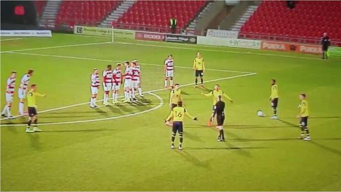 trọng tài không biết đếm, Doncaster Rover, Oxford United, trọng tài sai lầm, Seb Stockbridge, bóng đá anh