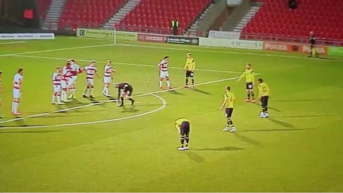 trọng tài không biết đếm, Doncaster Rover, Oxford United, trọng tài sai lầm, Seb Stockbridge, bóng đá anh