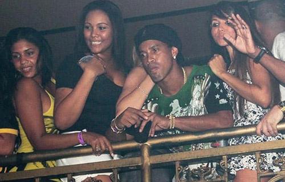 Ronaldo, Ronaldinho, ronaldinho bị bắt