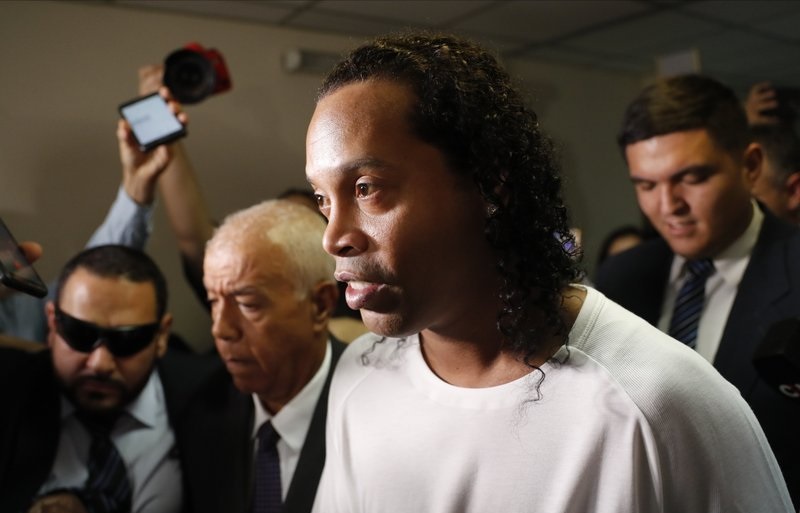 Ronaldinho, Ronaldinho bị bắt, Ronaldinho đi tù