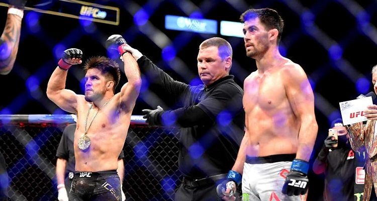 Cruz (quần trắng) bị xử thua cuộc. Ảnh: Internet Dominick Cruz, Henry Cejudo, UFC 249, võ sĩ MMA