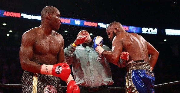 Badou Jack đấm nhầm trọng tài. Ảnh: Internet Võ sĩ, boxing, quyền Anh, Badou Jack