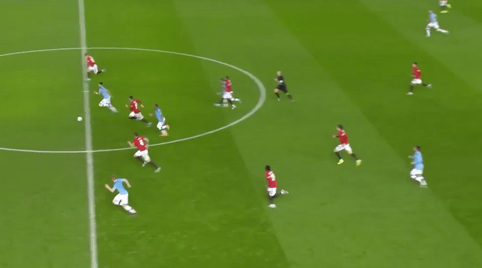VIDEO: Man City khiến hàng thủ MU người ngã nhào, kẻ phản lưới