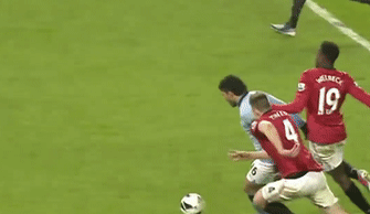 VIDEO: Aguero xuyên phá hàng thủ MU khiến Jones 'méo mặt'
