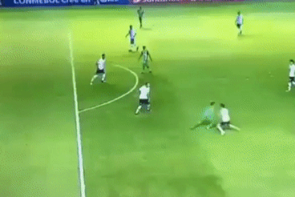 VIDEO: Thủ môn 'siêu ngớ ngẩn' đổi phạt góc lấy bàn thua
