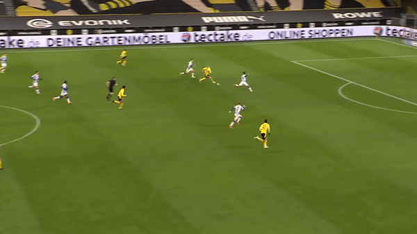 Thần đồng Dortmund đi bóng ảo diệu rồi biến thủ môn thành gã hề