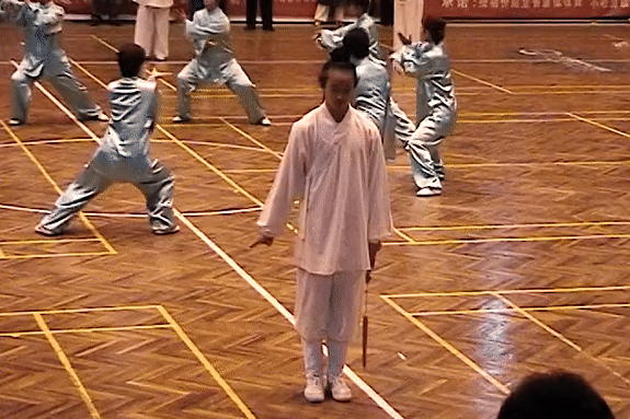 Thanh niên Trần Sư Hành thi triển Thái Cực kiếm pháp tựa nước chảy mây trôi