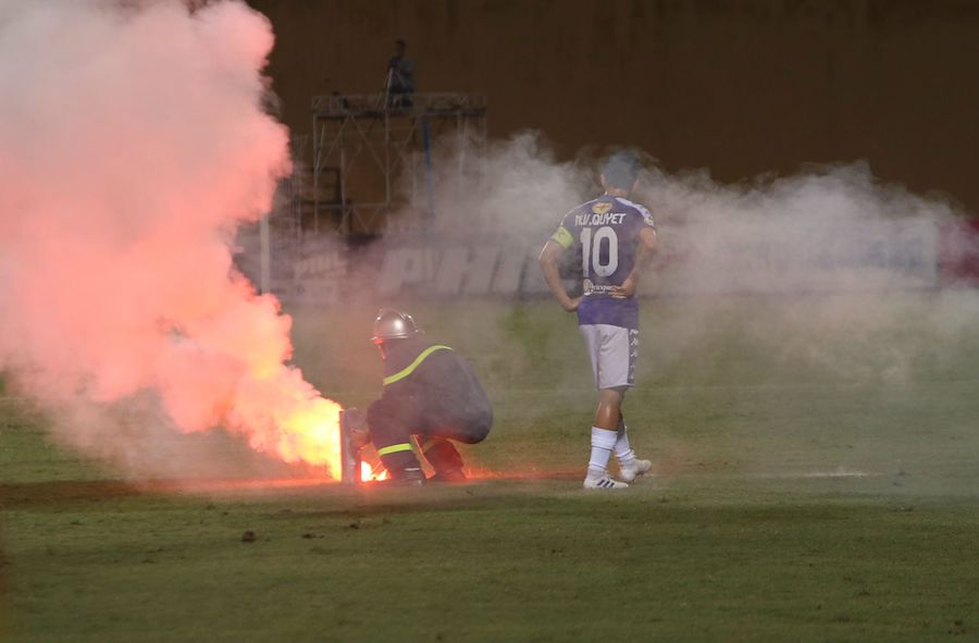 Pháo sáng, CĐV dính pháo sáng, Hà Nội vs Nam Định, CĐV trúng pháo sáng, CĐV bị thương vì pháo sáng