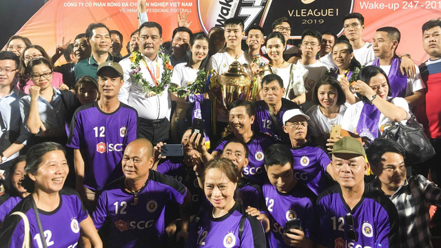 Hà Nội FC, Hà nội FC nhận cúp, Đoàn Văn Hậu, Bố mẹ Đoàn Văn Hậu, Than Quảng Ninh 4-2 Hà Nội FC