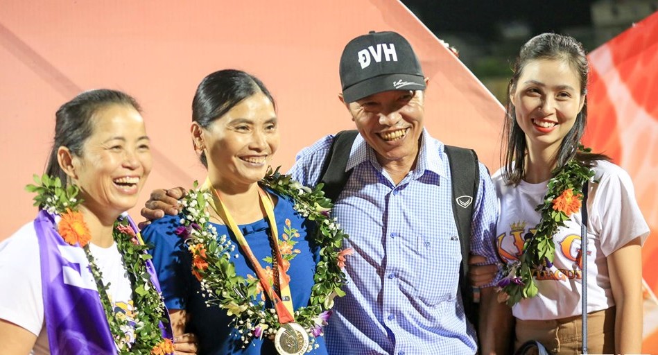 Hà Nội FC, Hà nội FC nhận cúp, Đoàn Văn Hậu, Bố mẹ Đoàn Văn Hậu, Than Quảng Ninh 4-2 Hà Nội FC