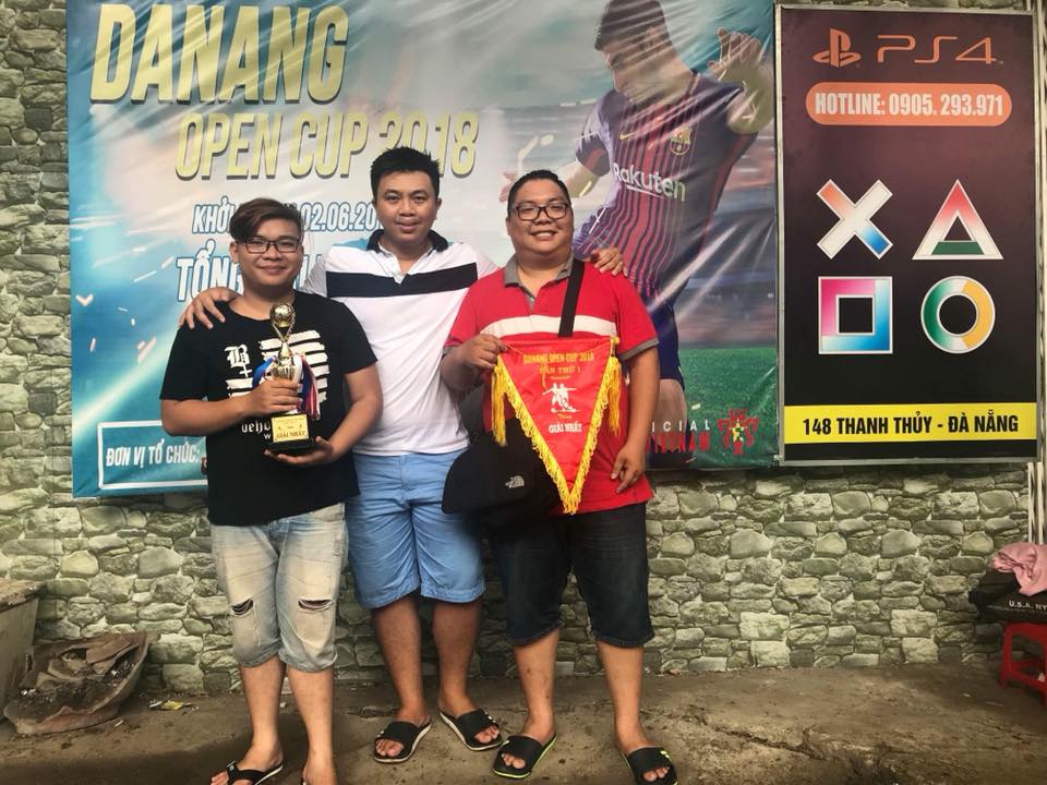 Rick Nguyễn (áo đỏ) đánh giá rất cao tài năng của Nicolas Rick nguyen than trong truoc tran dau voi nicolas