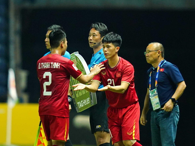 Thanh Thịnh rời sân sớm vì chấn thương ở trận đấu U23 Jordan Thanh Thinh chan thuong