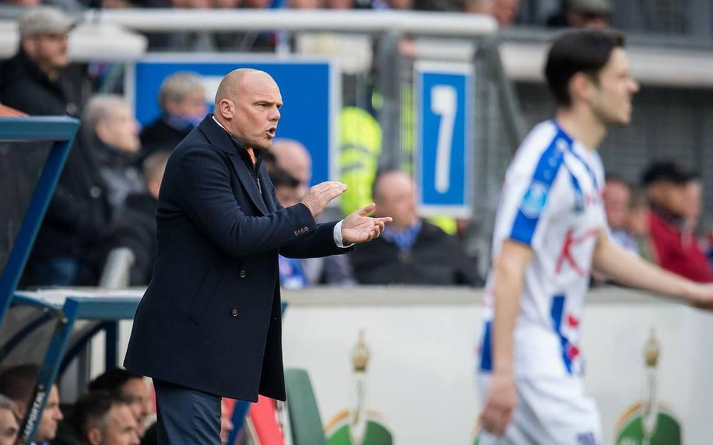 HLV Heerenveen do loi cho hoc tro