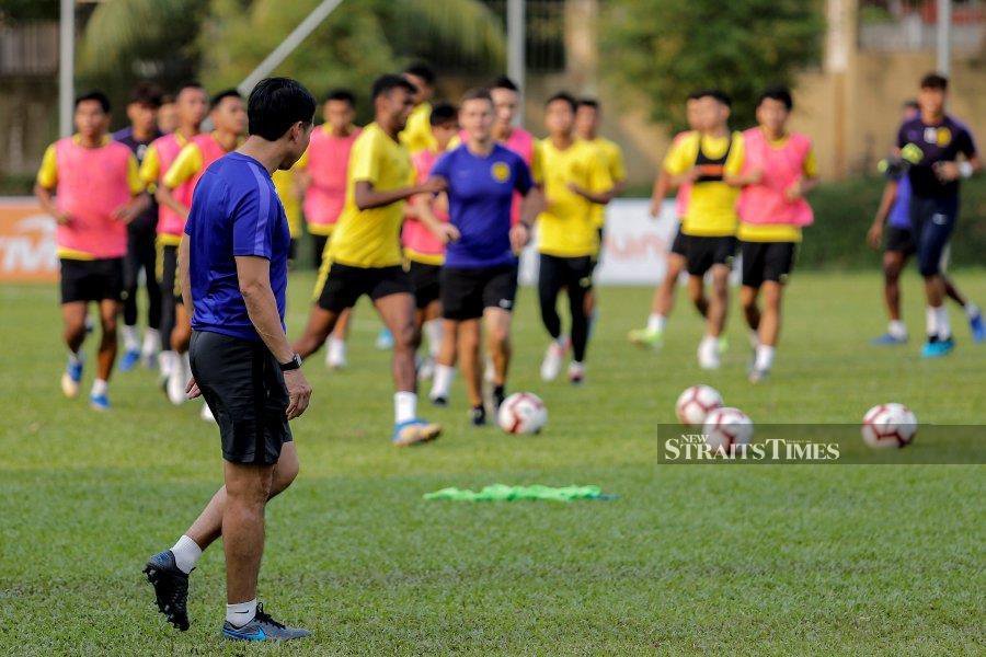 Malaysia trieu tap 70 cau thu