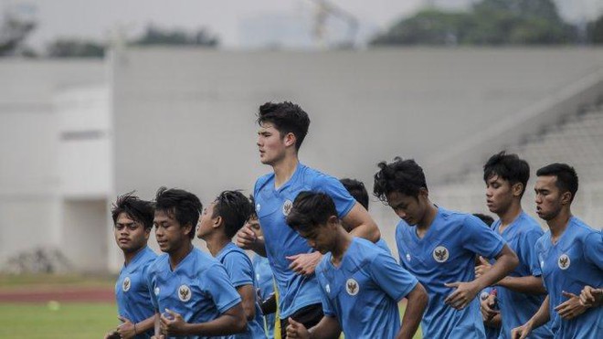 Elkan Baggot khoac ao Indonesia