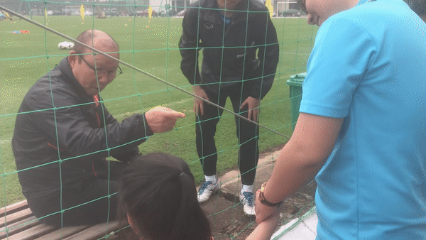 VIDEO: HLV Park trò chuyện cùng fan nhí trước buổi tập của ĐTVN