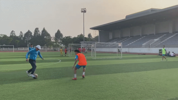 VIDEO: Hồng Sơn biểu diễn kỹ thuật như Ronaldinho ở tuổi 50