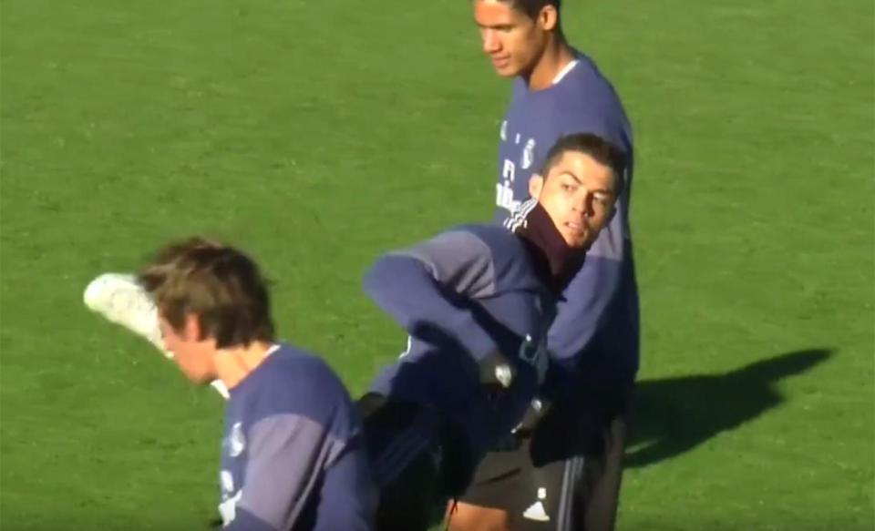 Ronaldo, Ronaldo đá đồng đội, Công Phượng, Công Vinh, Ibrahimovic, tin bóng đá sáng 13/1, tin tức bóng đá sáng 13/1 
