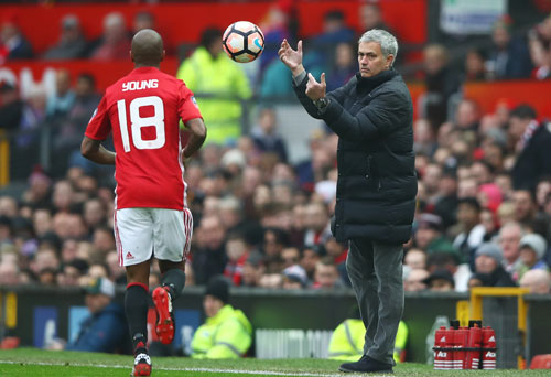 young, Mourinho, chuyển nhượng MU, chuyển nhượng Real Madrid, chuyển nhượng Chelsea, tin chuyển nhượng ngày 30/1