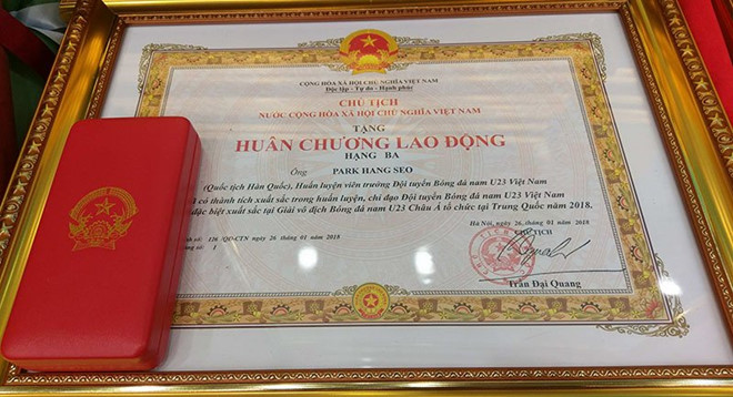 Các cầu thủ vẫy chào NHM trong buổi diễu hành chiều nay